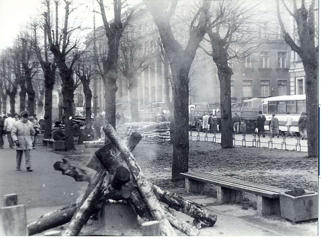 1991. gada janvārī divas nedēļas mainījās cilvēku grupas pie svarīgākajiem objektiem Rīgā, bet sasildīties varēja tikai pie ugunskura.                                                                                                 
Autors: NO VALKAS NOVADPĒTNIECĪBAS MUZEJA KRĀJUMA
