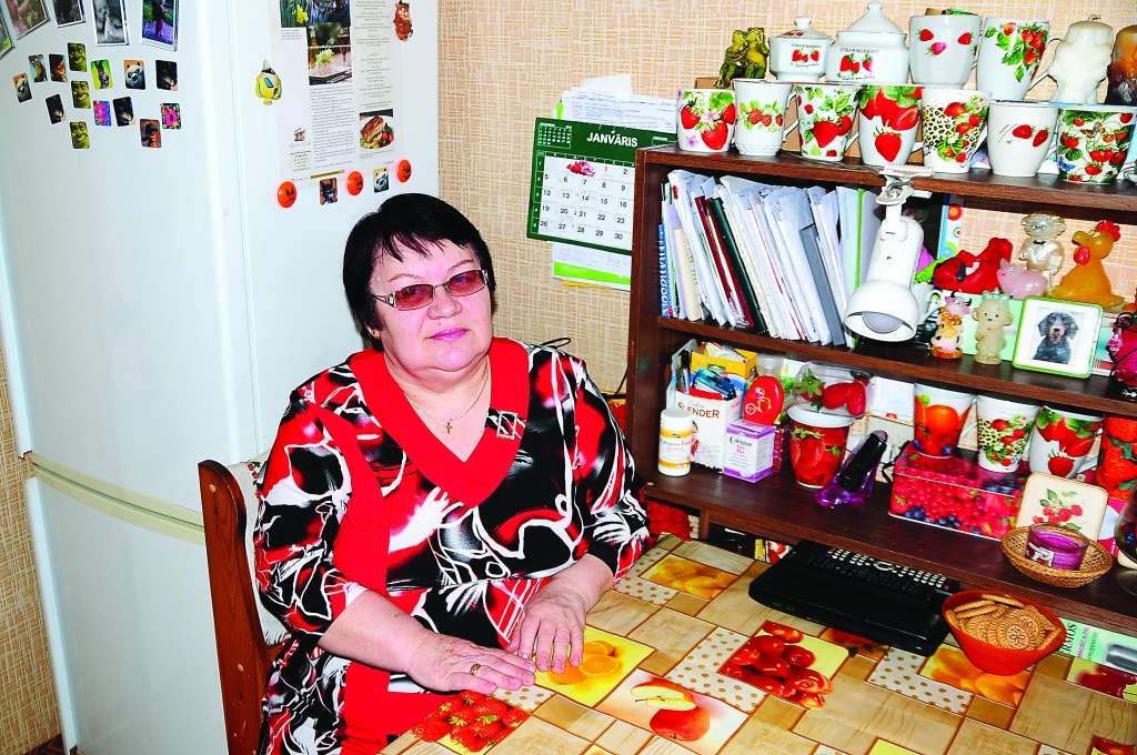 Lidija Ščerbinska savu virtuvīti piektā stāva dzīvoklī sauc par savu kabinetu, jo tajā pavada lielu dienas daļu. Viss interjers sastāv no zemenēm. 

Autors:  ALDIS DUBĻĀNS