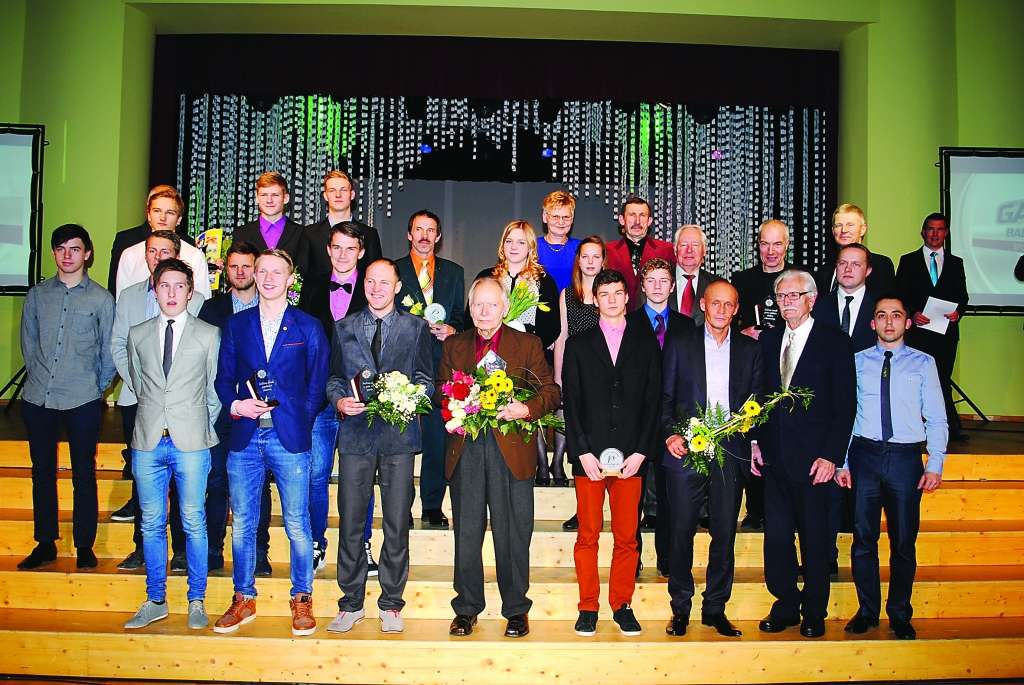 Piektdien Smiltenē sumināja Smiltenes novada gada balvas sportā laureātus, kuri kopīgajā fotogrāfijā tika iemūžināti kopā ar balvu pasniedzējiem. Pirmo reizi tika pasniegta balva par mūža ieguldījumu sportā,  to saņēma smiltenietis Arnolds Markss (vidū).                                         
Autors:  SANDRA PĒTERSONE