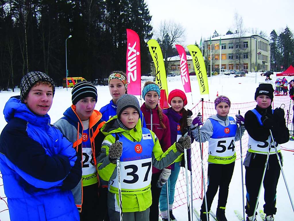 Skolotāja mudināti, Grundzāles pamatskolas skolēni piedalās Latvijas skolu distanču slēpošanas čempionātā Siguldā.                                                                                                                                                                       
Autors:  MĀRIS STABIŅŠ