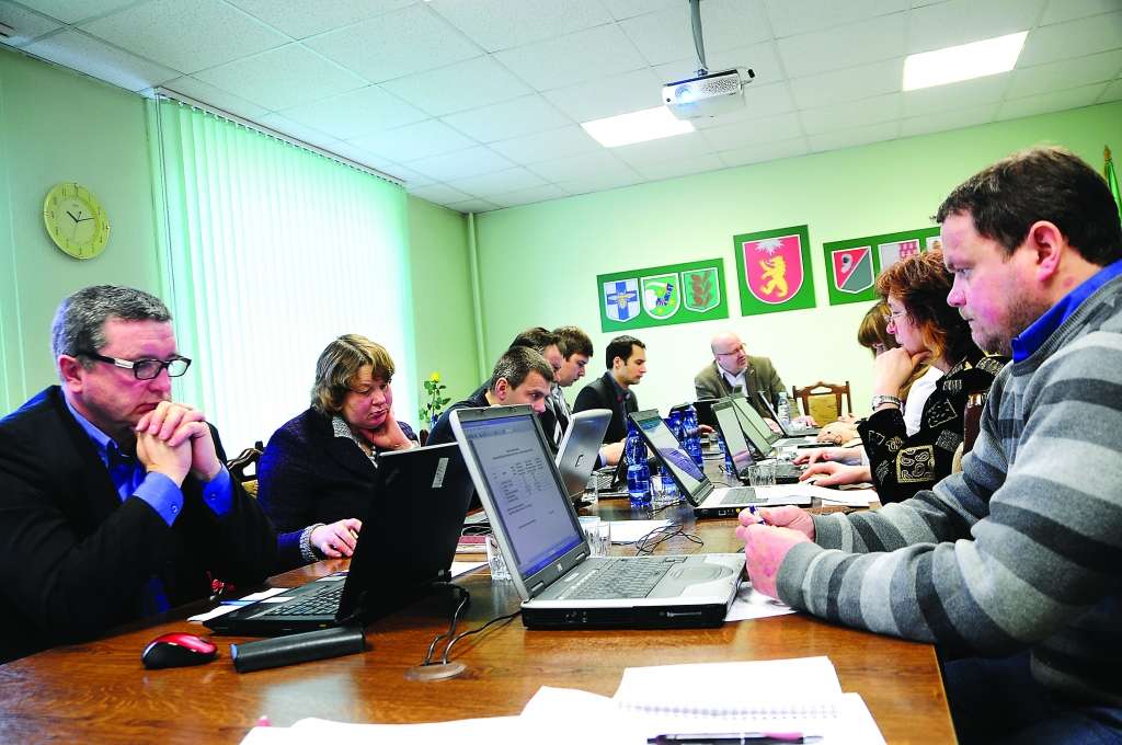 Vakar notikušajā Valkas novada domes apvienotajā komitejas sēdē pašvaldības deputāti daudz diskutēja par jautājumiem, kas skar līdzšinējo un potenciālo darbinieku atalgojumu.                                                                                                                                                                                                      
Autors:  INGA KARPOVA 