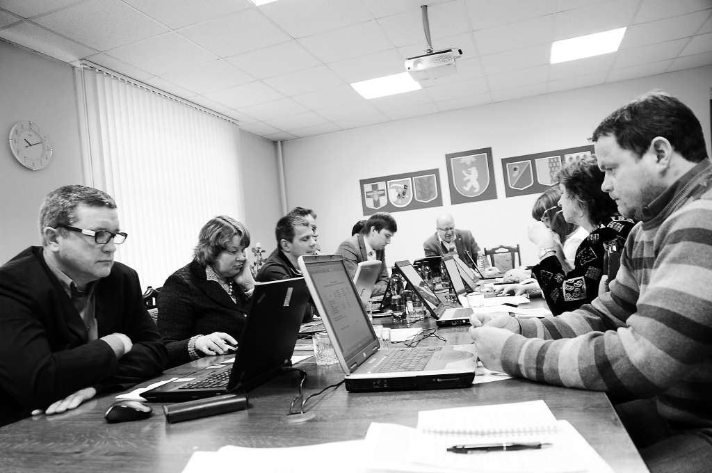 Valkas novada domes deputāts Aivars Sjademe uzskata, ka atalgojums deputātiem nav jāpalielina, tam piekrīt arī Sandra Pilskalne.

Autors:  INGA KARPOVA