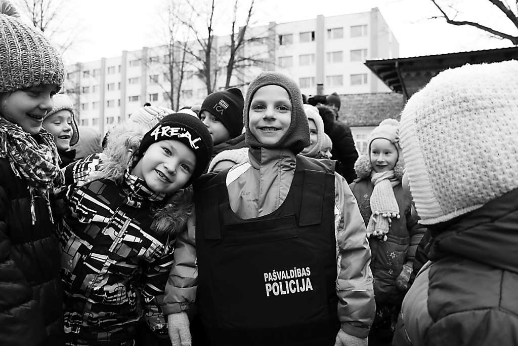 Tas tik bija piedzīvojums uzvilkt mugurā policistu bruņu vesti.