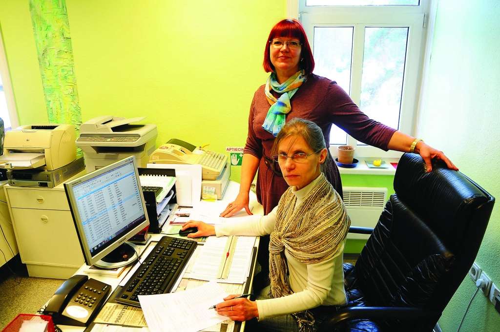 Izlozes protokoliste Anita Kopštāle (priekšplānā) un laikraksta “Ziemeļlatvija” galvenā redaktore Ingūna Johansone seko izlozes procesam datorā un aicina nākamajā abonēšanas kampaņā piedalīties vēl vairāk abonentu.                                                                                                                      
Autors:   ALDIS DUBĻĀNS