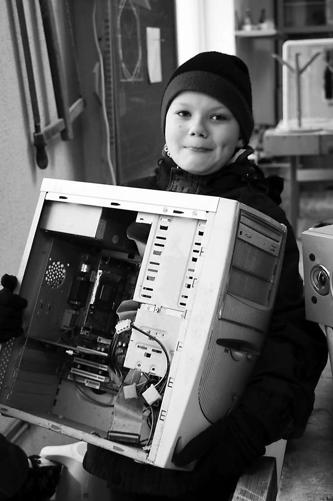 Armands Seglenieks palīdz mašīnā nogādāt vecās elektroiekārtas.  
Autors: FOTO: SANTA SINKA 