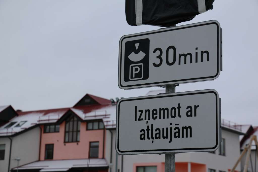 Smiltenes novada pašvaldības policijas priekšnieks Normunds Liepa paskaidro, ka “Ceļu satiksmes noteikumu” 307.17. punkts nosaka, ka stāvvietās, kurās kopā ar 532. ceļa zīmi “Stāvvieta” uzstādīta papildzīme Nr.833 “Stāvēšanas ilgums” vadītājam, kurš novietojis auto ar šīm zīmēm apzīmētajā stāvvietā, automobiļa salonā pie priekšējā stikla jānovieto informācija par laiku, kad transportlīdzeklis novietots stāvvietā.
Autors: SANTA SINKA