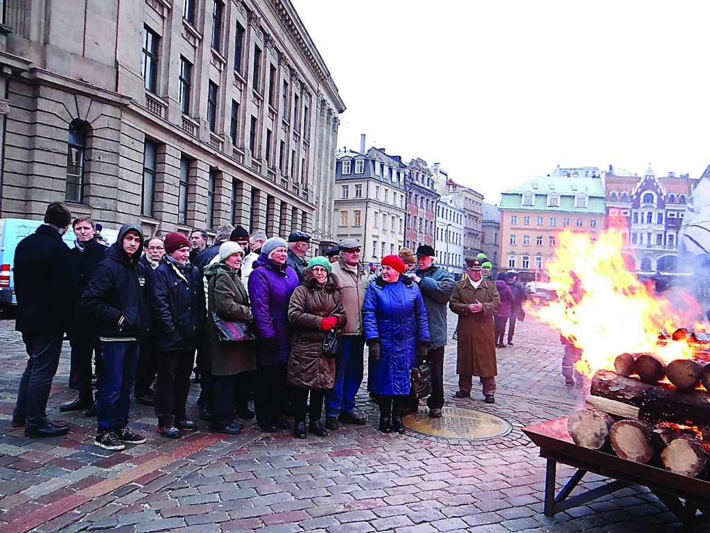 Juris Kārkliņš atceras, ka no laukiem pie atmiņu ugunskura bijuši gandrīz tikai kārķēnieši.       
Autors:  SANDRA PILSKALNE