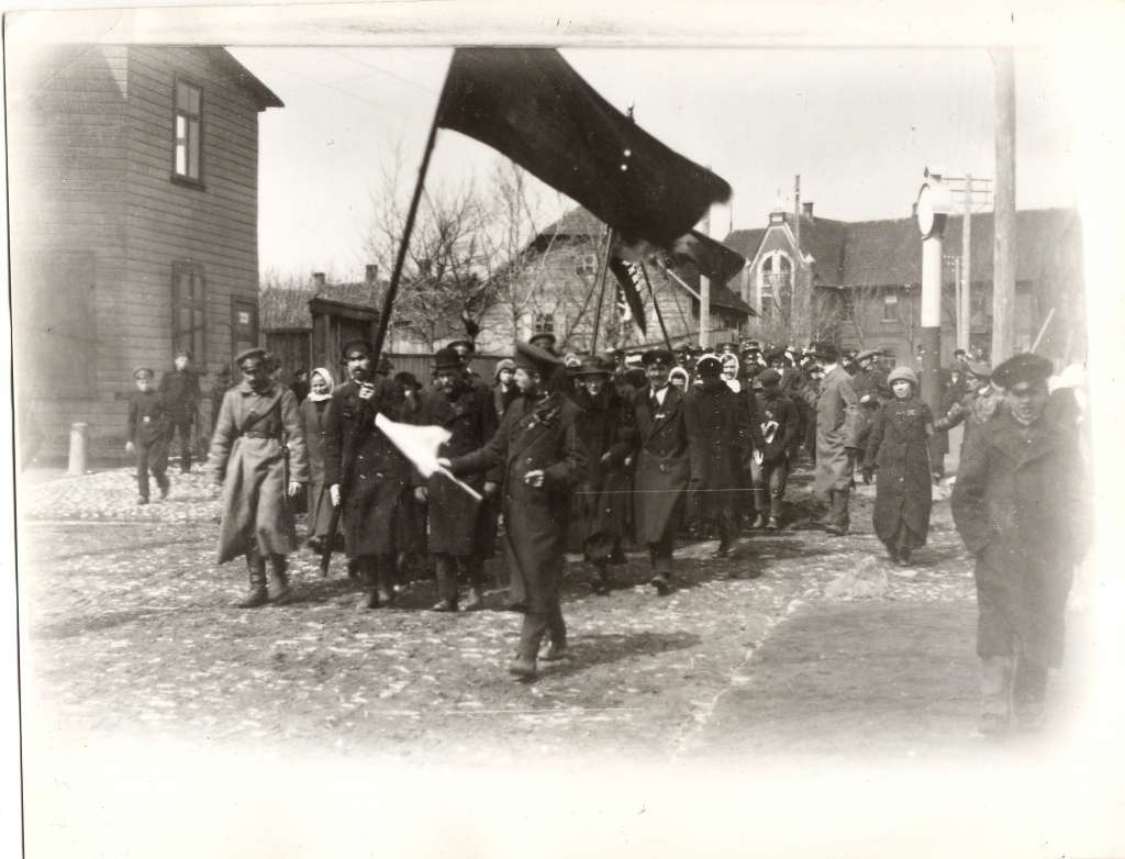 1917. gada 1. maijā valcēnieši piedalīj’ās demonstrācijā.                             
Autors: NO VALKAS NOVADPĒTNIECĪBAS MUZEJA KRĀJUMA