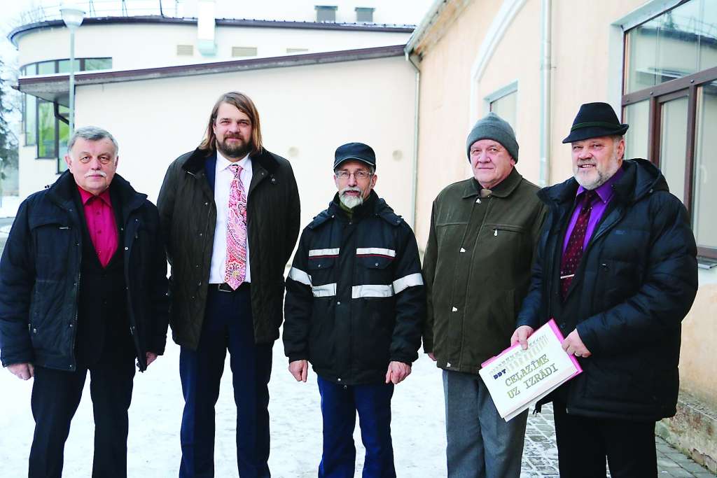 Gluži kā atvērta, iedvesmojoša un vērtīga grāmata bija veiksmīgā uzņēmēja Gundara Skudriņa (otrais no kreisās) ciemošanās un bagātīgais stāstījums savā bijušajā skolā Draudzīgā aicinājuma dienas ietvaros. Attēlā kopā ar Smiltenes tehnikuma pedagogiem Māri Niklasu, Ivaru Siliņu, Augustu Būci un direktoru Andri Miezīti.                                                                                                                                                                                                                   
Autors:  SANTA SINKA