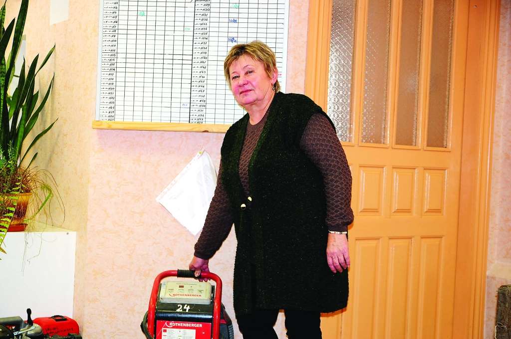 SIA “Valkas namsaimnieks” darbu vadītāju Valentīnu Gavriloviču neviens vīrietis par tehniskām problēmām neaptīs ap pirkstu.                                                                                                                                                   
Autors:  AIVARS ZILBERS
