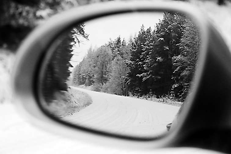 Šobrīd, kamēr aiz loga ziema ir savā krāšņumā un baltumā, dodieties laukā un fotogrāfējiet, jo, iespējams, tieši šie darbi veidos fotoizstādi. 
                                                                                                              
Autors:   SANTA SINKA