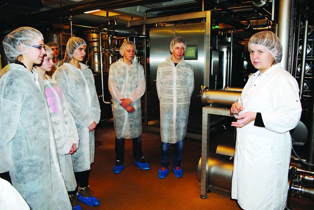 Akciju sabiedrības “Smiltenes piens” filtrācijas cehu, kur tiek pārstrādātas “Piena Spēka” ražošanai nepieciešamās siera un biezpiena sūkalas, skolēniem izrādīja uzņēmuma laboratorijas vadītāja Karīna Ozoliņa. 

Autors:  SANDRA PĒTERSONE