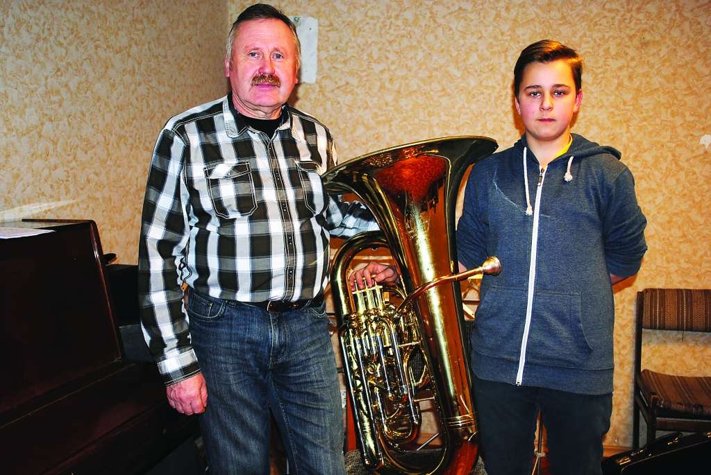 XX Latvijas mūzikas skolu pūšaminstrumentu un sitaminstrumentu izpildītāju konkursā Smiltenes mūzikas skolas audzēknis Kārlis Rozītis ieguva otro vietu tubas spēlē. Attēlā - kopā ar savu pedagogu Pēteri Vilku. 

Autors:  SANDRA PĒTERSONE