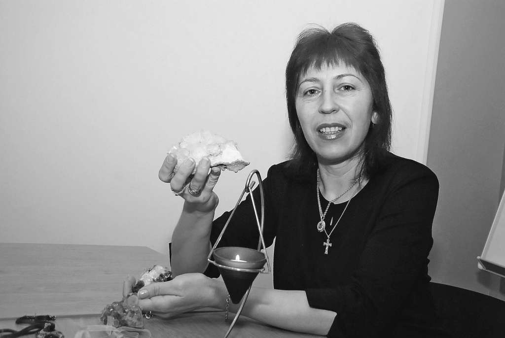 Jolanta Krūmiņa: “Specializētajos veikalos par pieņemamu cenu nopērkami labas kvalitātes akmeņi. Piemēram, prostatas vainām noderīgais, attīrošais un sargājošais hematīts. Taču bez zināšanām spēcīga minerāla iedarbība var būt arī negaidīta, pat negatīva.”
Autors:   DAINIS ĢELZIS