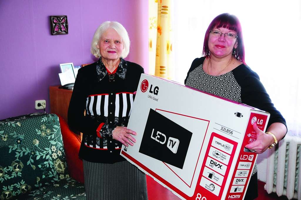 Laikraksta “Ziemeļlatvija” galvenā redaktore Ingūna Johansone (no labās) neilgi pirms laikraksta abonentes Daigas Purgales dzimšanas dienas pasniedz laimēto dāvanu.                                                                                                                                                                                                              
Autors:  ALDIS DUBĻĀNS