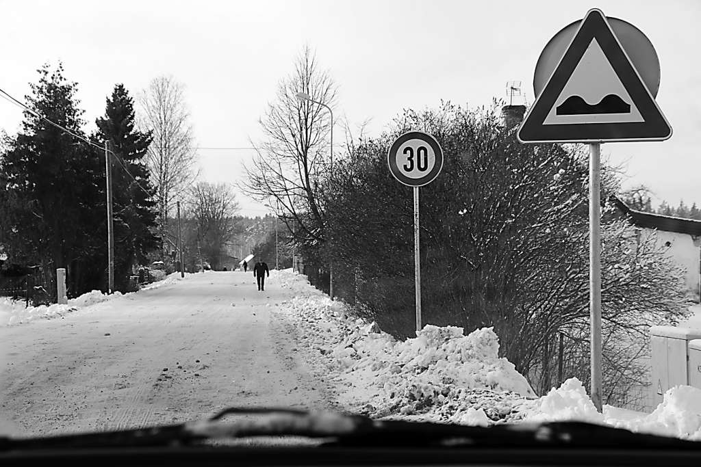 Braukt pa Raiņa bedraino ielu vai rekonstruēto Rīgas ielu? Šāda izvēle ir tikai caurbraucējiem, jo Raiņa ielā (posmā no Ābeļu ielas līdz Brantu pagasta robežai) dzīvojošajiem nav citu iespēju, kā nokļūt mājās.     
Autors:  SANTA SINKA
