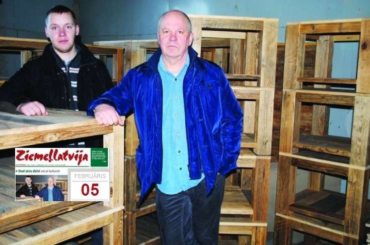 Smiltenes uzņēmums “Antique wood” ražo nišas produktus no simts un vairāk gadu veca koka, ko iegūst no senajām guļbūves ēkām. Šādas mēbeles, interjera priekšmeti un sienu apšuvumi ir pieprasīta eksporta prece, atzīst uzņēmuma pārdošanas speciālists Egils Ziediņš (no labās) un IT un mārketinga speciālists Juris Barovskis.           
Autors: SANDRA PĒTERSONE