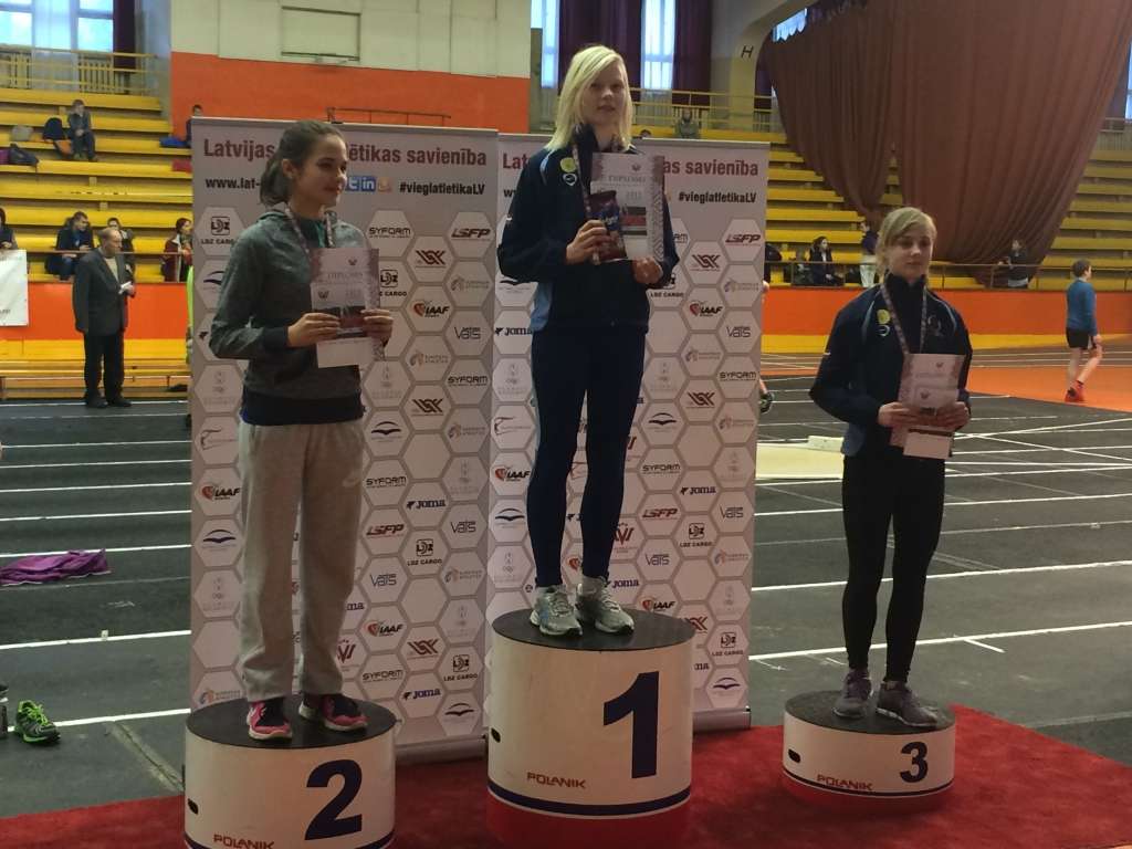 Latvijas ziemas čempionātā vieglatlētikā U-14 grupā 60 metru barjerskrējienā uzvarēja Smiltenes sporta skolas audzēkne Marta Marksa, bet cita šās skolas sportiste Estere Ponciusa bija trešā labākā. Otrajā vietā - Beatrise Zvirgzdiņa no sporta skolas “Arkādija”.                                     
Autors:  TOMS MARKSS 
