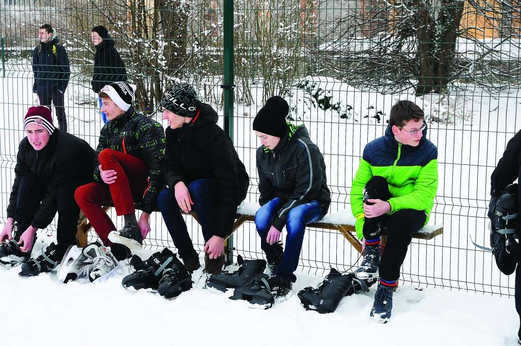 Uz ledus gatavojas doties Valkas ģimnāzijas 9. klašu skolēni.     
Autors:  ALDIS DUBĻĀNS