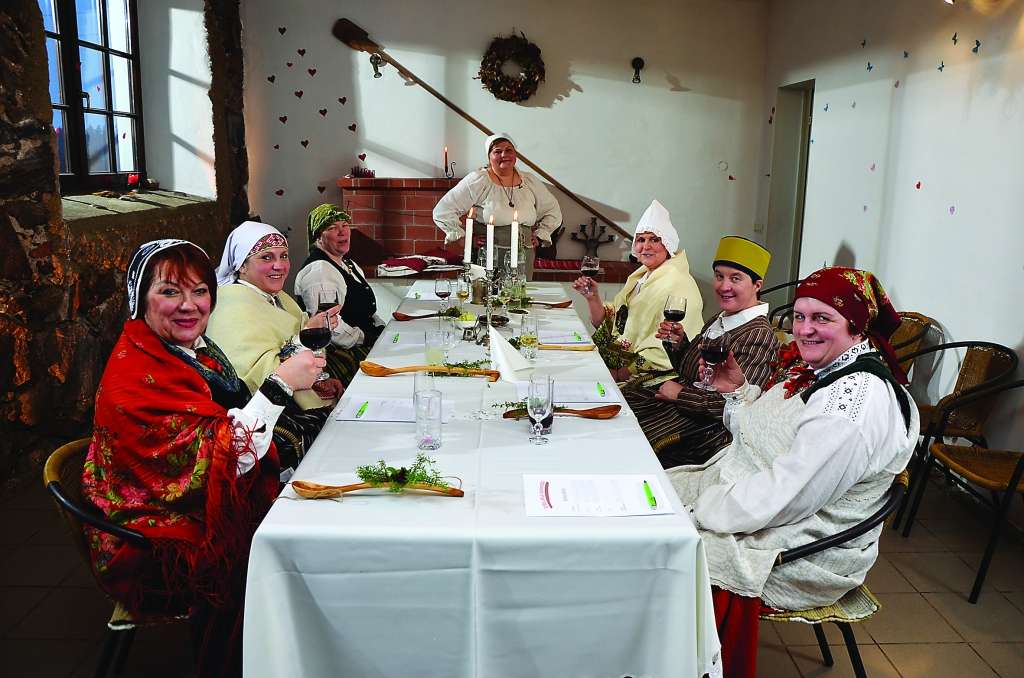 Septiņas čaklas un vienlaikus atšķirīgas sievietes no visiem Latvijas novadiem kļūst par jauna televīzijas raidījuma “Īstas latvju saimnieces” galvenajām varonēm. Pirmā pie sevis ciemiņus uzņem “Donu” saimniece Ilze Briede no Blomes pagasta.                                                                                                                                  
Autors:   NO “BRĪVDIENU” ARHĪVA
