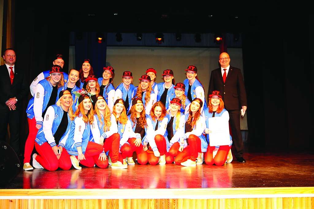 Valgas mērs Kalevs Herks un Valkas novada domes priekšsēdētājs Vents Armands Krauklis sveic uzvarētājus dejošanā – grupu “Shate dance crew” no Tartu.                                                                                          
Autors:  AIVARS ZILBERS