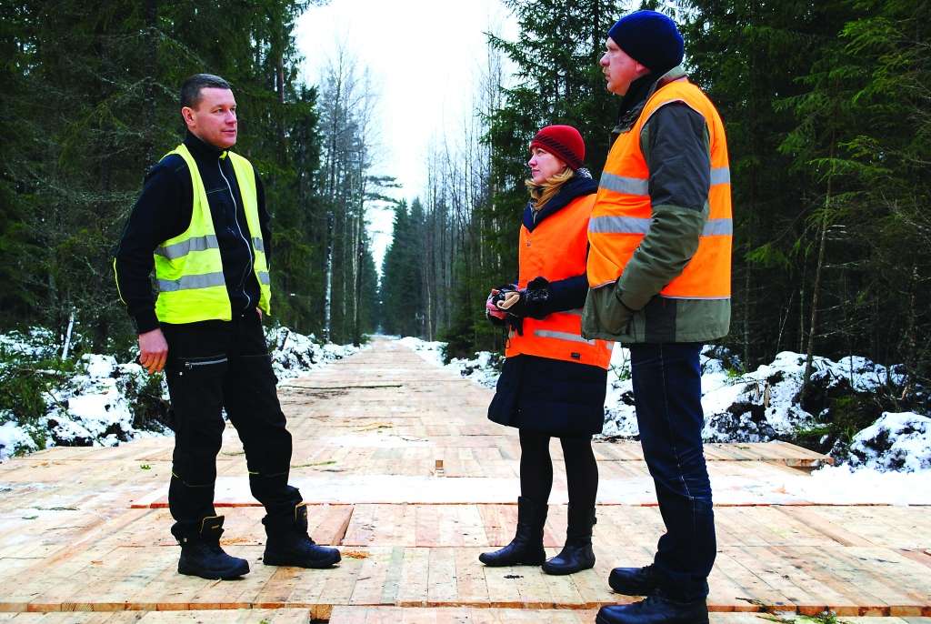Arī objekta pasūtītājas akciju sabiedrības “Latvijas valsts meži” speciālistiem Jānim Upenam (no labās) un Guntai Dudelei ir interesanti uzzināt uzņēmuma “Ķikuti 99” strādnieka Jurģa Eberharda  pieredzi īslaicīgu koka ceļu ierīkošanā. Šis koka vairogu ceļš tikko tapis Bilskas pagastā, lai no meža izvestu kokmateriālus.                                                                                                                                                                                                                       
Autors:  SANDRA PĒTERSONE