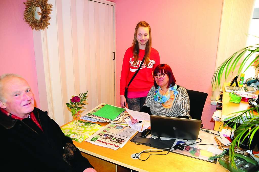 Ēnu dienā Kārķu pamatskolas skolniece Ulrika Kalniņa redz kā galvenā redaktore Ingūna Johansone ieklausās lasītāja Ulda Muižarāja piedāvājumā. 

Autors:  ALDIS DUBĻĀNS
