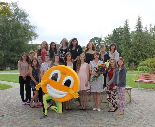 Pirmais septembris Smiltenes tehnikumā. Renāte – kreisajā pusē, blakus audzinātajai. 
Autors: no personīgā arhīva