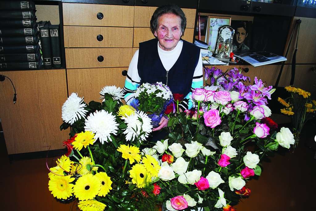 Smiltenietes Guntas Atares  80 gadu ilgajā mūžā bijuši ne tikai priecīgi, bet arī  skumji un pat traģiski pārdzīvojumi, ko nedziedē laiks. Taču seniore nav zaudējusi  spēju mīlēt cilvēkus un dzīvi.                         
Autors:  SANDRA PĒTERSONE