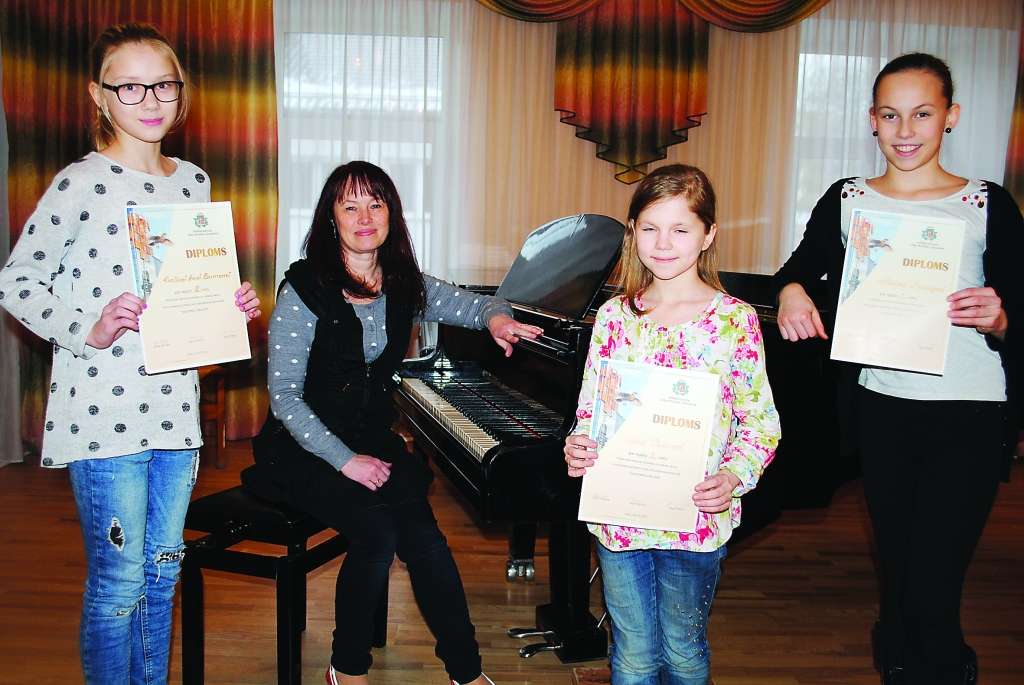 Smiltenes mūzikas skolas kora klases audzēknes Evelīna Ance Bormane (no kreisās), Alise Čukure un Rēzija Jurciņa ieguvušas godalgas solo dziedāšanas konkursā “Vidzemes cīrulīši”, par ko priecājas viņu vokālā pedagoģe Baiba Žēbina.                                                                                                                                                              
Autors:  SANDRA PĒTERSONE