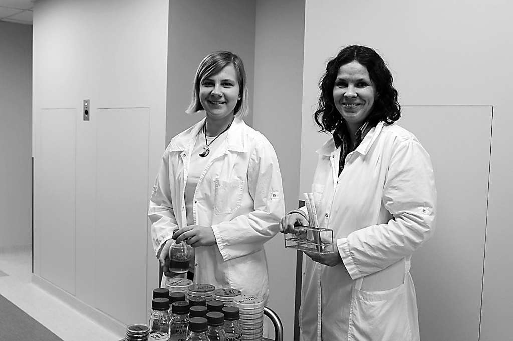 AS “Grindeks” Kvalitātes kontroles laboratorijas vecākā mikrobioloģe Linda Priedīte (no labās) atzīst, ka Elīza jau ļoti daudz zina par izvēlēto jomu un šīs zināšanas ir labs pamats studijām Bioloģijas fakultātē. 

Autors:  NO PERSONĪGĀ ARHĪVA