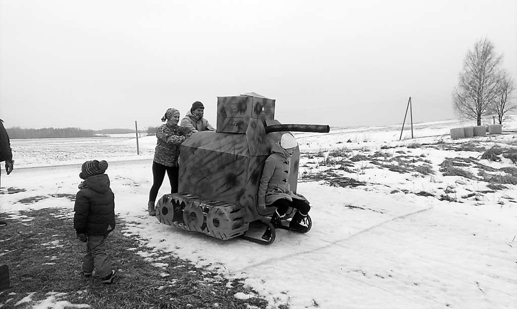 Visu dalībnieku apbrīnu izpelnījās tanks. To bija gatavojuši Evija Skudra, Zanda Lārmane un Edgars Stīpnieks.                                    
Autors:  MĀRTIŅŠ SKUDRA