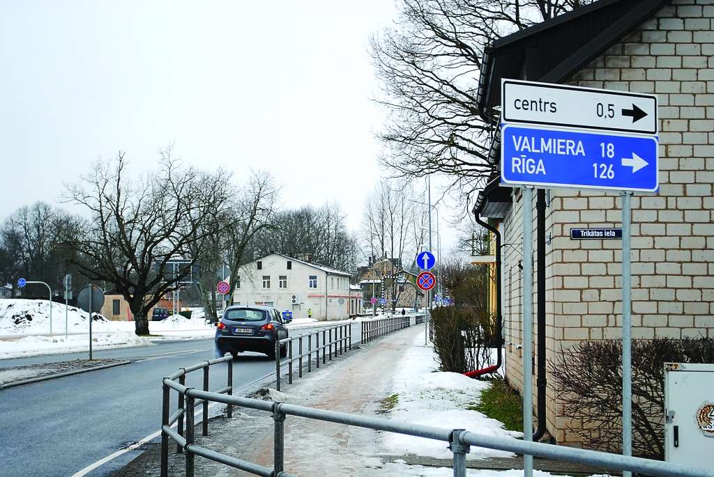 Ja, braucot cauri Strenčiem, strikti sekotu šai norādei, tad uz galvaspilsētu un Valmieru būtu jānogriežas nākamajā krustojumā, nevis jābrauc taisni.                                                                                                    
Autors:  SANDRA PĒTERSONE
