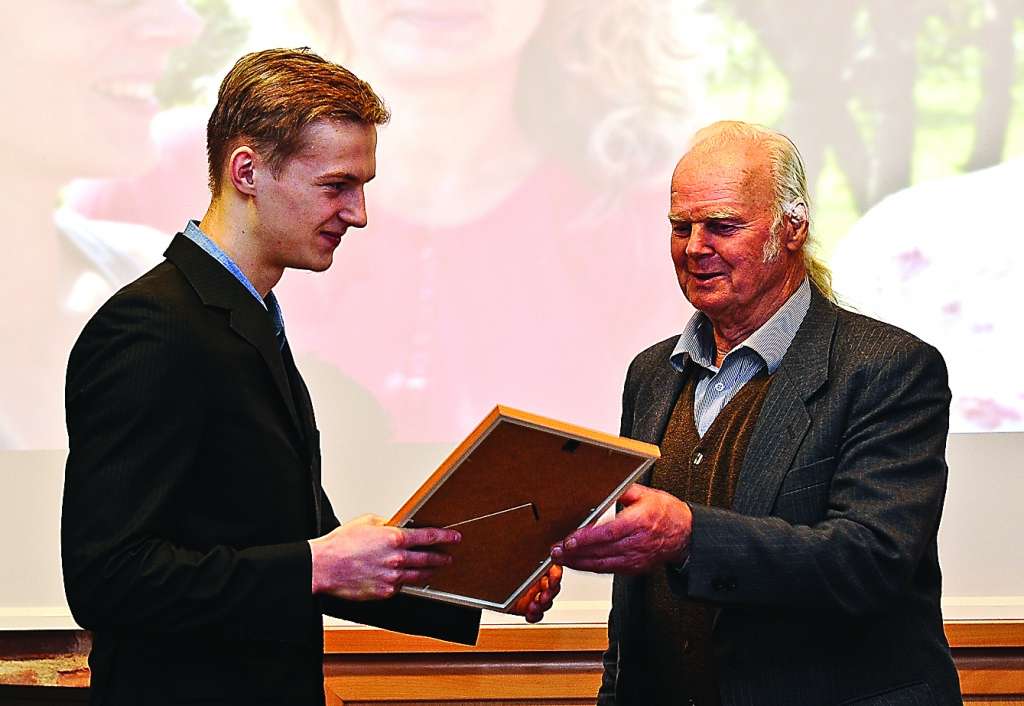 Latvijas jauno un talantīgo sportistu “Uzmundrinājuma balvu” smiltenietim šķēpmetējam Jāzepam Grozam pasniedza leģendārais sportists Jānis Lūsis.                                                                                                  
Autors:  RAITIS PURIŅŠ