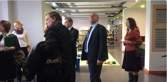 Vizītes laikā ciemiņi iepazinās arī ar Cēsu bibliotēkas atjaunoto ēku.
Autors: Janis Rozenbergs @RozenbergsJ Cēsu Domes priekšsēdētājs