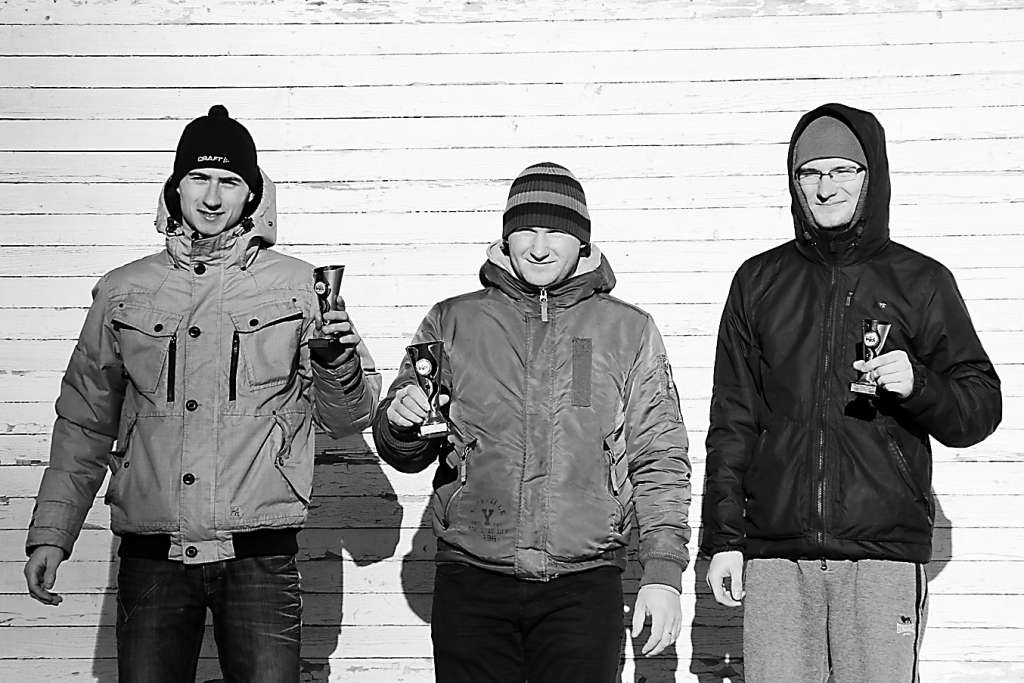 Tāpat kā ziemas autosprinta “Smiltene 2015” 4., tā arī 5. posmā 4WD Open klasē uz goda pjedestāla smiltenieši – 1. vietā Edgars Tralla (vidū), 2. Sandis Eislers (pirmais no kreisās) un 3. Armands Tauriņš.         
Autors:  SANTA SINKA