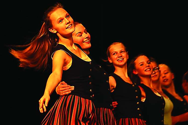 Smiltenes novada skolu jaunatne aktīvi gatavojas deju svētkiem. 

Autors:  SANTA SINKA
