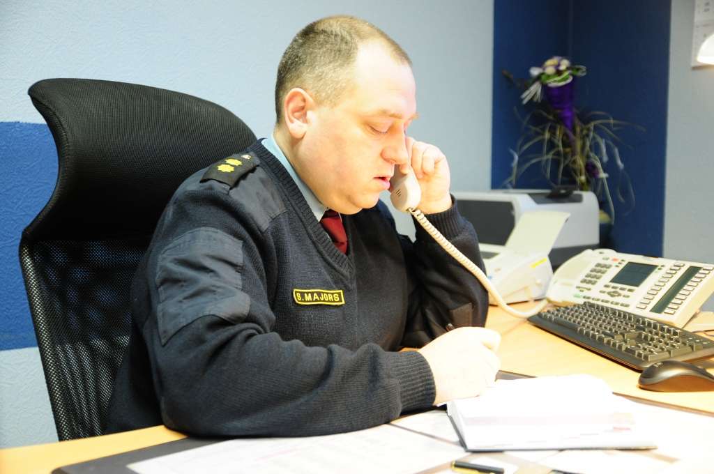 Valsts policijas Vidzemes reģiona pārvaldes Valkas iecirkņa priekšnieks Sergejs Majors ir gandarīts par veiksmīgu sadarbību ar kaimiņiem – igauņiem. Par to ir saņemta arī augstākās priekšniecības uzslava. 

Autors:   INGA KARPOVA 