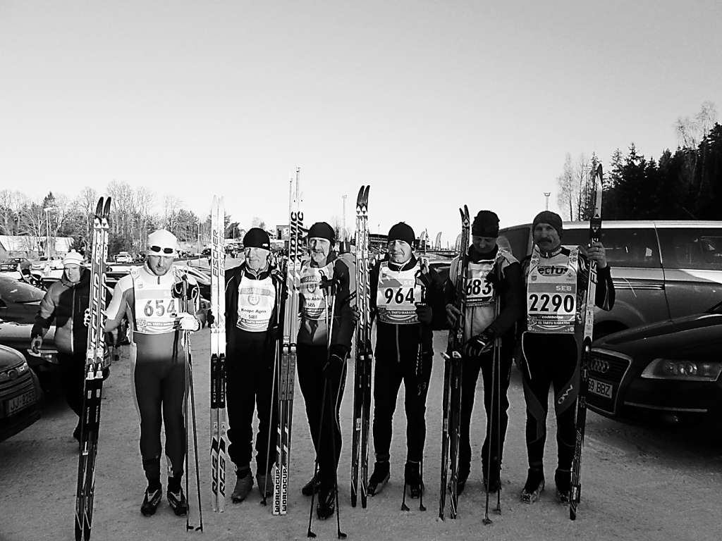 Agris Knope un Andris Dainis (2. un 3. no kreisās) saņēma īpašu starta numuru, kas liecina – šie sportisti Tartu maratona distanci veikuši vairāk nekā 20 reižu.                                                                                           
Autors:  AINĀRS MAZURS