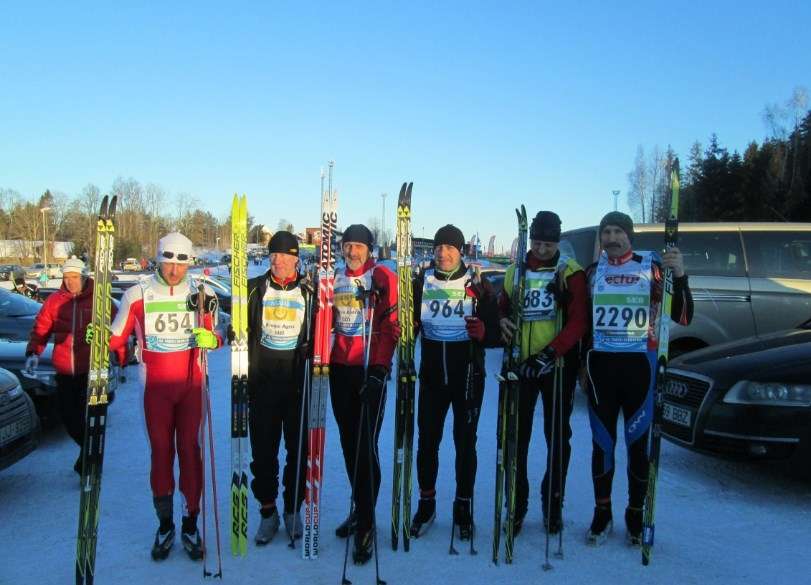 
Agris Knope un Andris Dainis (2. un 3. no kreisās) saņēma īpašu starta numuru, kas liecina – šie sportisti Tartu maratona distanci veikuši vairāk nekā 20 reižu.
Autors: AINĀRS MAZURS