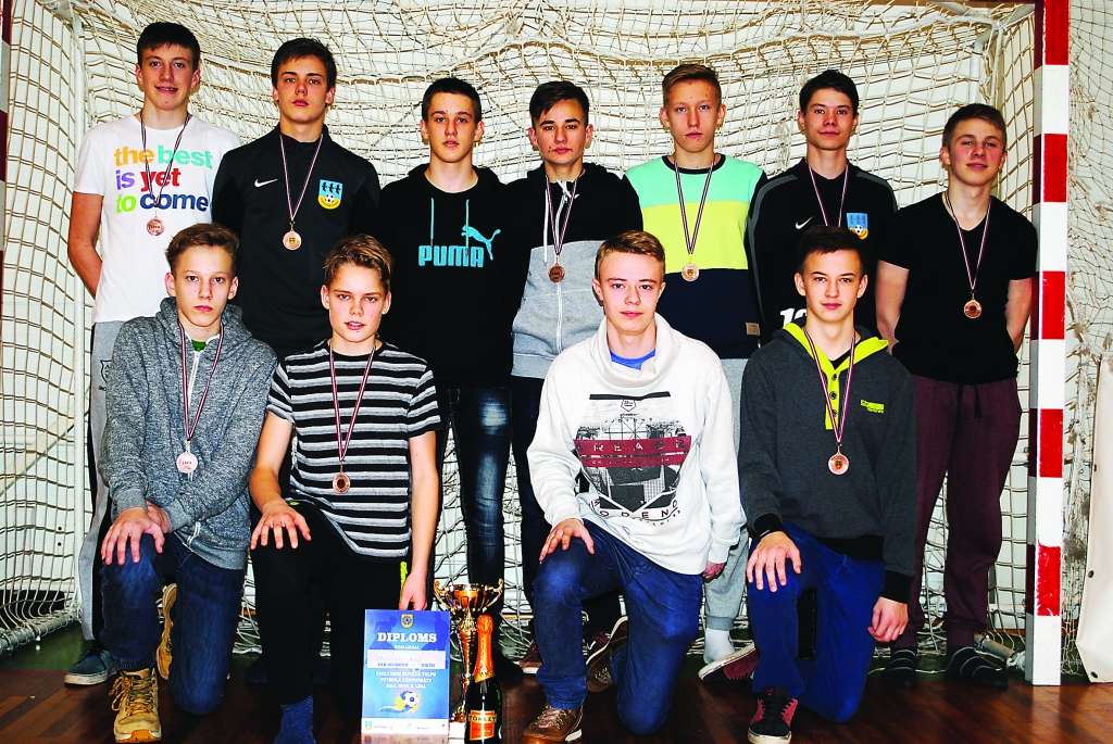 Smiltenes čempionātā telpu futbolā otrajā līgā no mājiniekiem vislabāk veicās Smiltenes sporta skolas komandai “SBJSS” - kopvērtējumā trešā vieta.                                                                                                         
Autors:   SANDRA PĒTERSONE