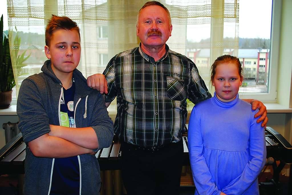 Smiltenes mūzikas skolas pedagogs Pēteris Vilks ir lepns par saviem audzēkņiem Kārli Rozīti un Alisi Dreimani, kuri ieguvuši godalgas valsts konkursa finālā pūšaminstrumentu spēlē.                             
Autors:  SANDRA PĒTERSONE