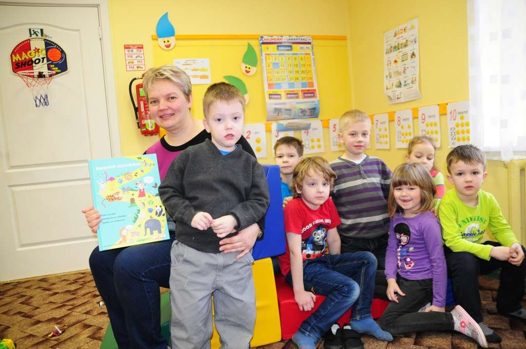 Valkas novada bērnu un jauniešu centra “Mice” pirmsskolas izglītības kluba “Rūķu skola” bērni kopā ar audzinātāju Aneti Zalužinsku sola fotokonkursā iegūto balvu – grāmatu “Iepazīsti dzīvniekus” - ātri vien izlasīt un paveikt visus uzdevumus.                                                                                 
Autors:  INGA KARPOVA