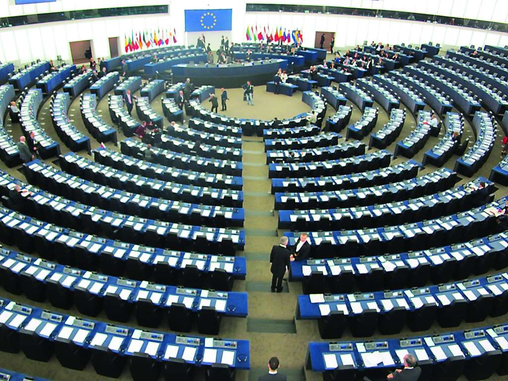 Deputātu rindas Eiroparlamenta plenārsēžu zālē Strasbūrā politisko debašu laikā bija patukšas. Vairākums tautas kalpu sēdi esot vērojuši pa televizoru savā darba kabinetā, tomēr tas liedz iespēju piedalīties diskusijās. 
Autors:  