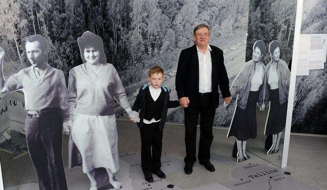 Saeimas deputāts Romualds Ražuks Latvijas Tautas frontes muzejā, kura ekspozīcijas daļa arī veltīta 