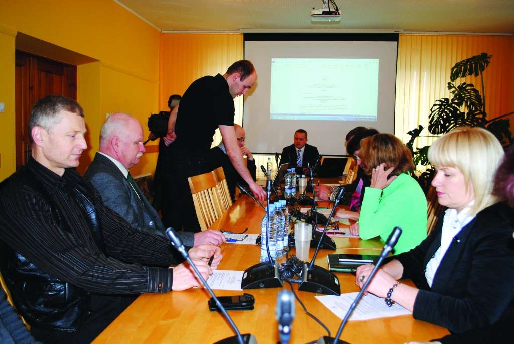 Smiltenes novadā notikusi pirmā domes sēde, kurā  testa režīmā tika  ierakstītas visas sarunas, kā tas pēc dažiem mēnešiem pašvaldībām būs jādara obligāti. Deputātiem tehniskas konsultācijas sniedza pašvaldības Informācijas tehnoloģiju nodaļas vadītājs Arnis Platpīrs.                                                                                     
Autors:  SANDRA PĒTERSONE