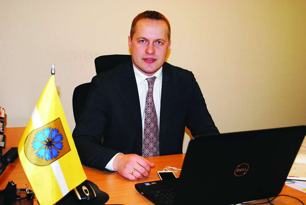 Šogad objektīvu iemeslu dēļ Smiltenes novadā lielu, Eiropas Savienības fondu līdzfinansētu projektu būs maz. Taču pašvaldības šā gada budžetā ir ieplānots finansējums daudziem maziem objektiem, kas radīs darba iespējas novada uzņēmumiem, uzsver Smiltenes novada domes priekšsēdētājs Gints Kukainis.            
Autors:  SANDRA PĒTERSONE