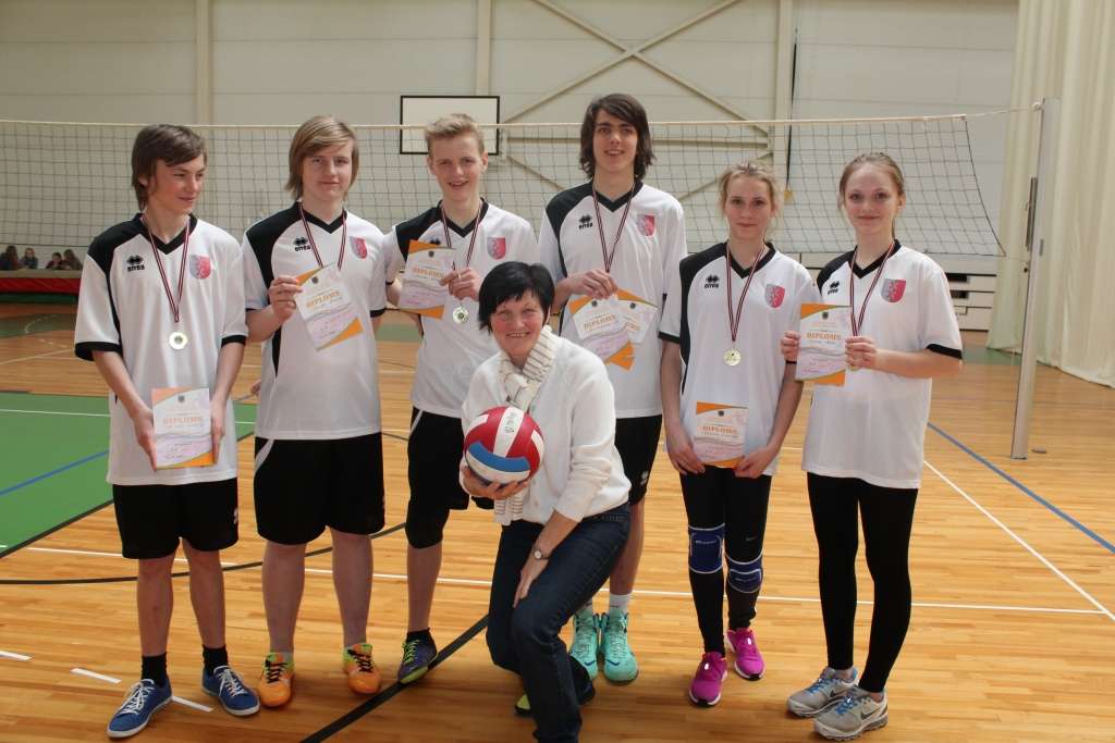  1.vietu, sīvā cīņā ar Grundzāles pamatskolas I komandu, izcīnīja Jaunpiebalgas vidusskolas komanda (Karīna Azace, Samanta Eihentāle, Edžus Nedēļa, Deivids Bedeicis, Armīns Zvēriņš, Alens Rozītis)
Autors: PUBLICITĀTES