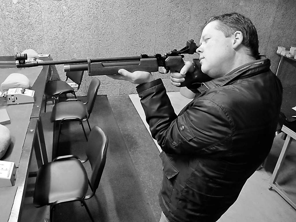 Valkas šautuves vadītājs un treneris Dzintars Stočka iespēju šaut ar modernāko pneimatisko šauteni kā bonusu piedāvā labākajiem šāvējiem.                                                                                                                           
Autors:  ALDIS DUBĻĀNS