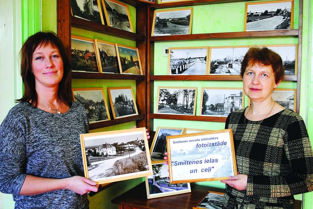 Arī Palsmanes bibliotēkas vadītāju Vingru Bērtiņu (no labās) uzrunājis izstādes vēsturiskais pieskāriens Smiltenes ielām un ceļiem, bet vēl saistošāk fotogrāfijas ir skatīties bijušajai smiltenietei Aijai Zeibotei. “Lūk, iela, kurā dzīvoju,” uz rokās paņemto Raiņa ielas attēlu norāda Aija.                                                                
Autors:  SANDRA PĒTERSONE